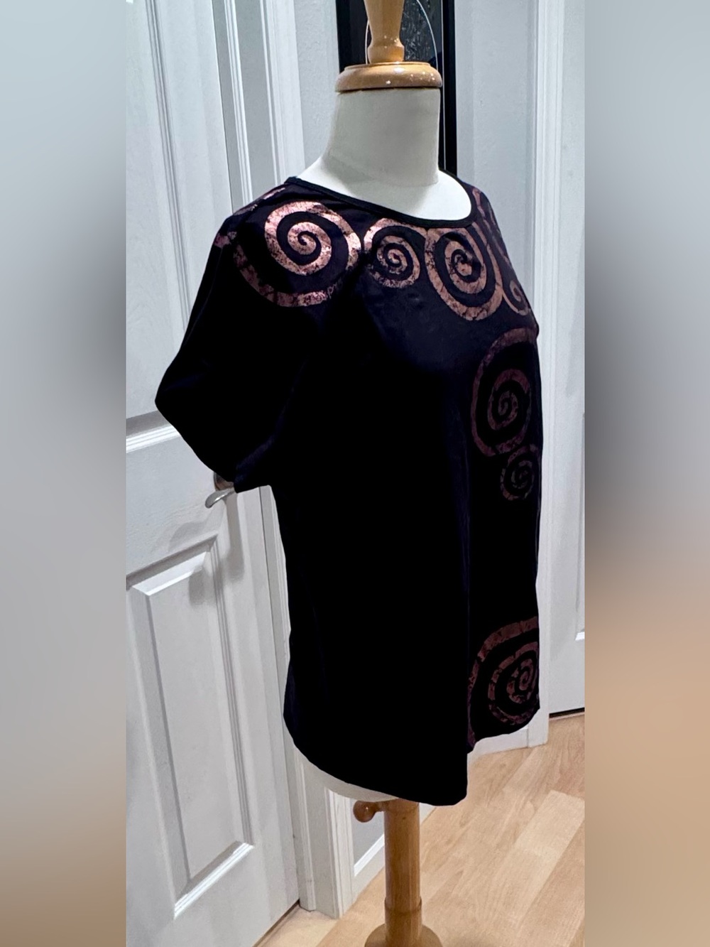 Gustav Klimt-inspired black tee with copper swirls (XL) - Picture 11 of 11
